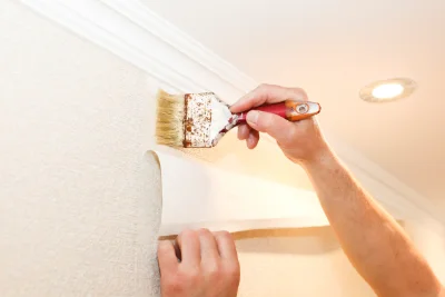Pose de papier peint à Cassis — revêtements muraux et toiles de verre